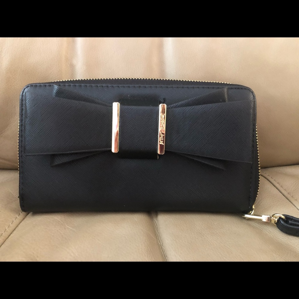 Betsey Johnson zippered wallet